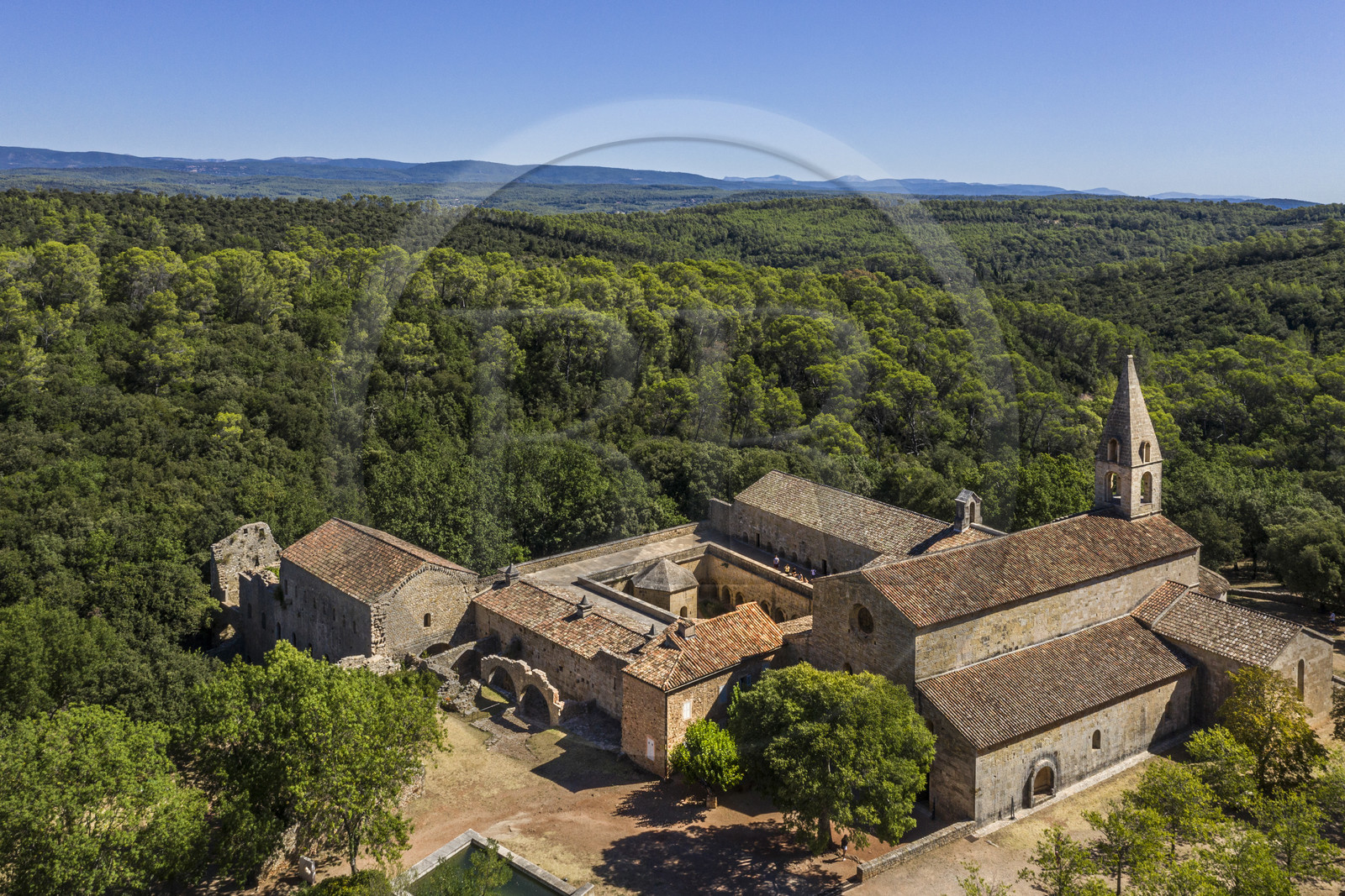 France, Var (83), Le Thoronet, abbaye cistercienne du XIIe siècle (vue aérienne)
