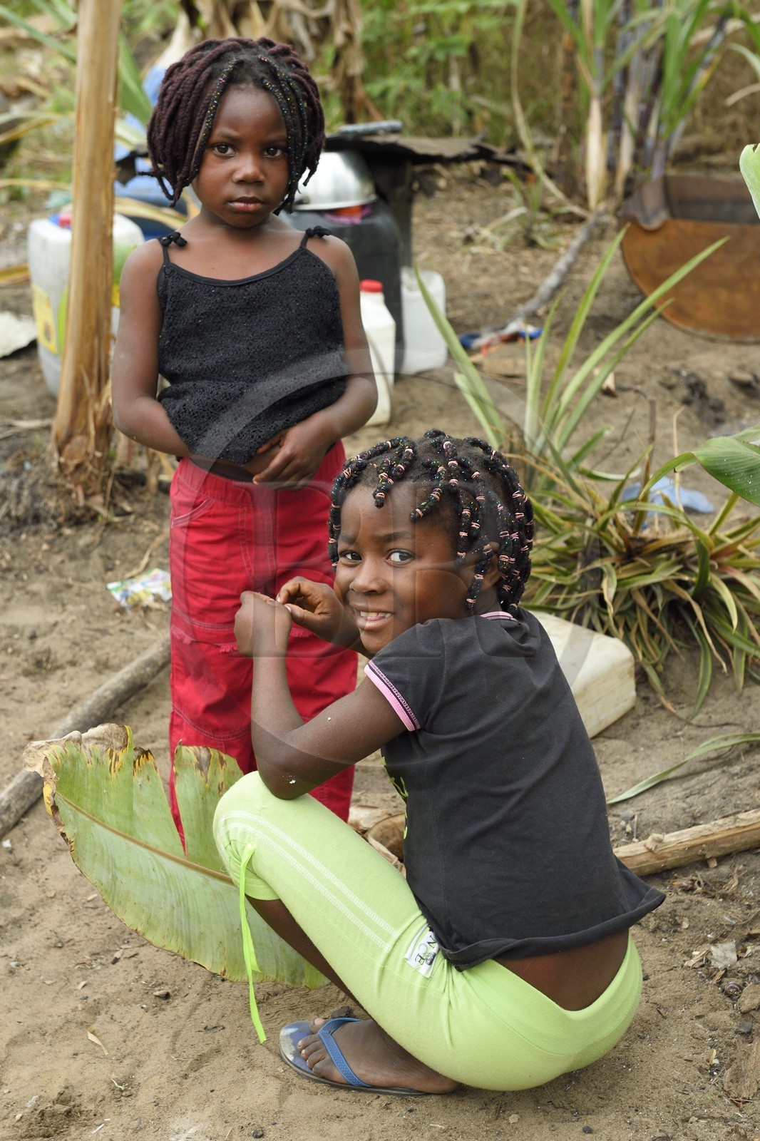Gabon, province de Ogooué- Maritime, Omboué, région du Loango, jeune fille