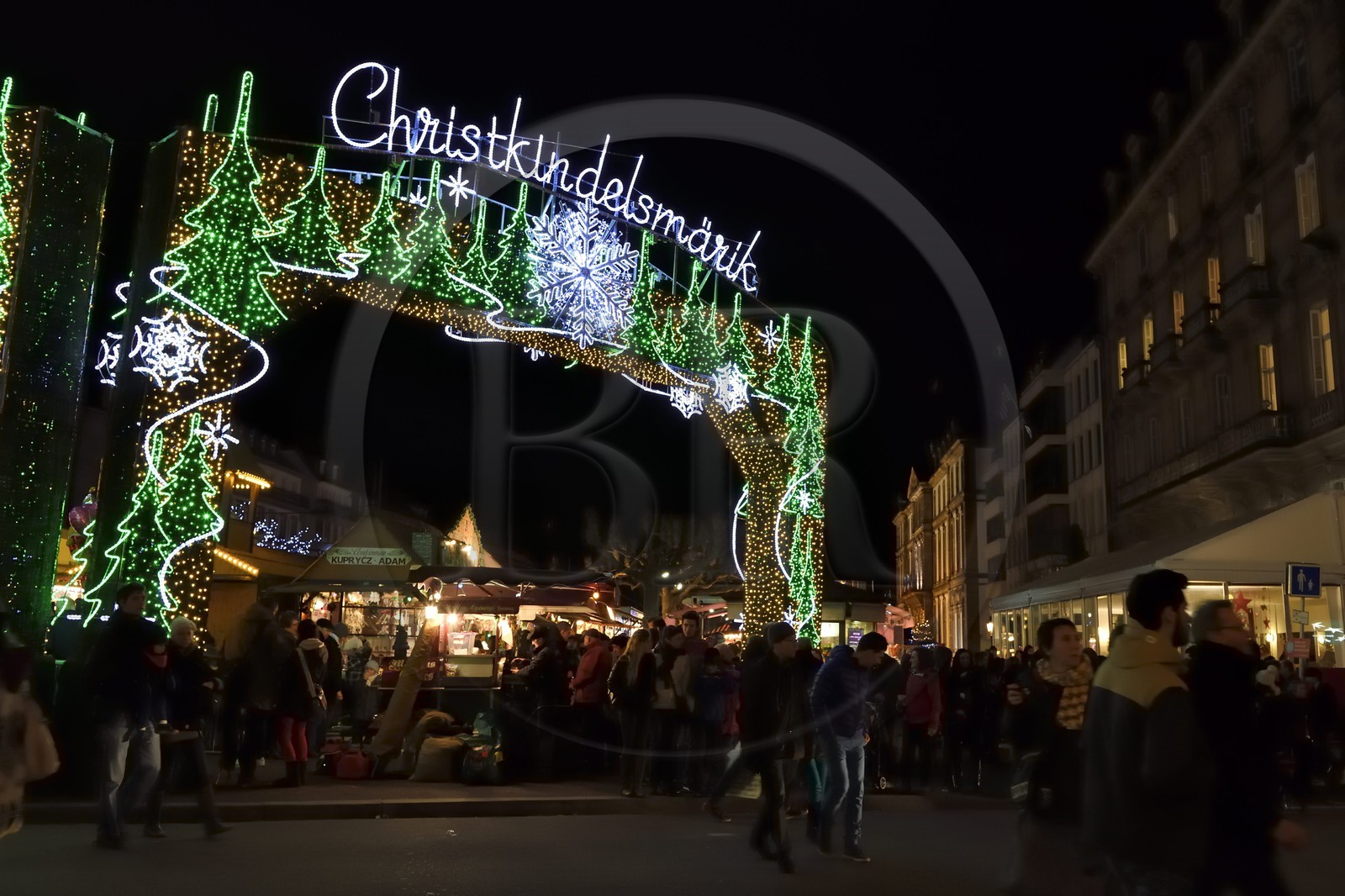 France, Bas-Rhin (67), Strasbourg, vieille ville classée Patrimoine Mondial de l'UNESCO, marché de Noël (Christkindelsmarik) de la place Broglie