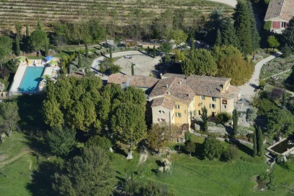France, Var (83), Provence Verte, Bras, vers Saint-Maximin-la-Sainte-Baume, la maison d'hotes Le Peyrourier - une campagne en Provence (vue aérienne)