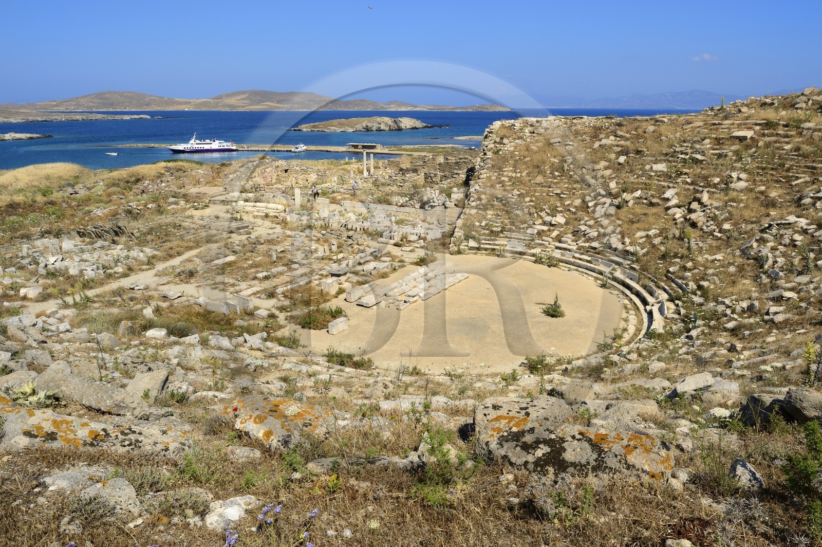 Grèce, île de Delos, classée Patrimoine Mondial de l'UNESCO, site archéologique de Délos, sanctuaire d'Apollon, la plus grande cité antique de la mer Egée, le théatre et le quartier du théatre
