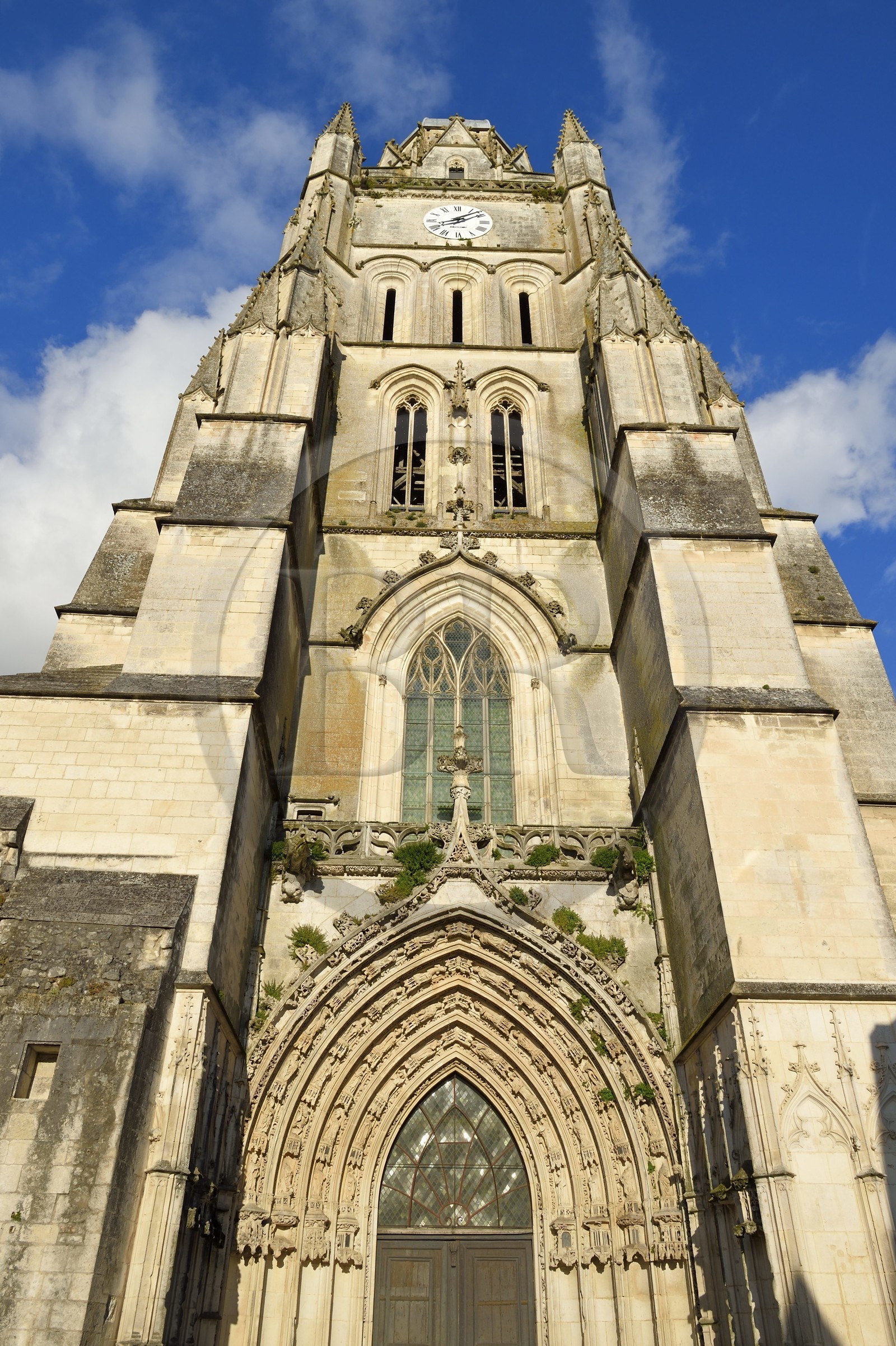 France, Charente-Maritime (17), Saintonge, Saintes, la cathédrale Saint-Pierre, portail occidental gothique sur lequel se déploient des représentations d'anges, d'apôtres et de figures de l'ancien testament