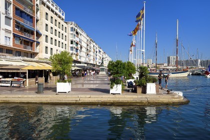 France, Var (83), Toulon, quai Cronstadt, statue du Génie de la Navigation de 1847 appelée Cuverville par les toulonnais devant les barres d'immeubles conçues par De Mailly suite aux bombardements de 1944