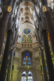 Espagne, Catalogne, Barcelone, quartier de l'Eixample, basilique de la Sagrada Familia de l'architecte du modernisme catalan Antoni Gaudi classée Patrimoine Mondial de l'UNESCO, l'intérieur de la facade de la Nativité dédié à St Joseph et la voute du transept