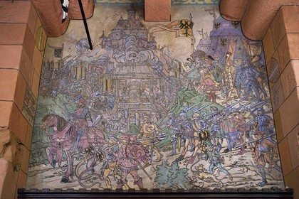 France, Bas-Rhin (67), Orschwiller, le chateau du Haut-Koenigsbourg, la salle du Kaiser est la salle d'honneur pour les receptions et banquets, fresque de Léo Schnug illustrant le premier siège du chateau en 1462 qui délogea les brigants
