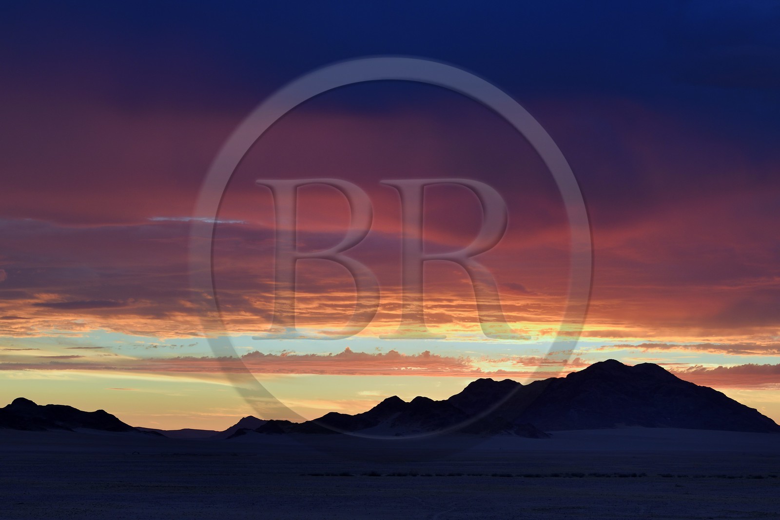 Namibie, région de Hardap, désert du Namib à l'Est du parc national Namib Naukluft vers Sossusvlei, embrasement du ciel au coucher de soleil
