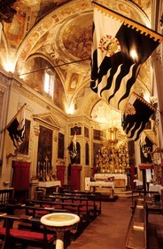 Italie, Toscane, Sienne, drapeaux avec l' emblème d' Un quartier pour le Palio Contrade de la Louve