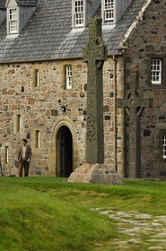 Royaume-Uni, Ecosse, Highland, Hébrides intérieures, Ile de Iona face à l'Ile de Mull, abbaye d'Iona, Croix celtique de St Martin (8e siècle) et une réplique de la Croix St-Jean