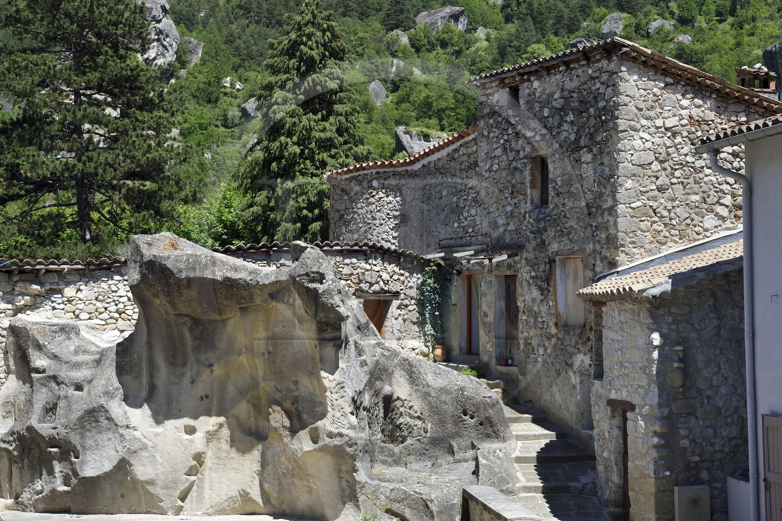 France, Alpes-de-Haute-Provence (04), Annot, blocs de grès dans le vieux bourg