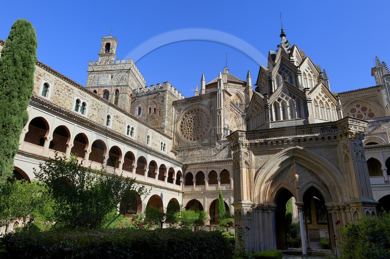 Espagne, Estremadure, Guadalupe, monastère royal de Santa Maria de Guadalupe classé Patrimoine mondial de l'UNESCO, cloître Mudejar construit au XIVe siècle et l'église en arrière plan