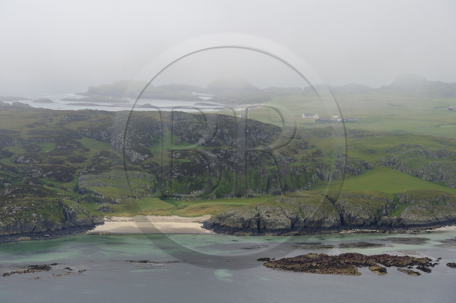 Royaume-Uni, Ecosse, Highland, Hébrides intérieures, plage de l'Ile de Iona face à l'Ile de Mull (vue aérienne)