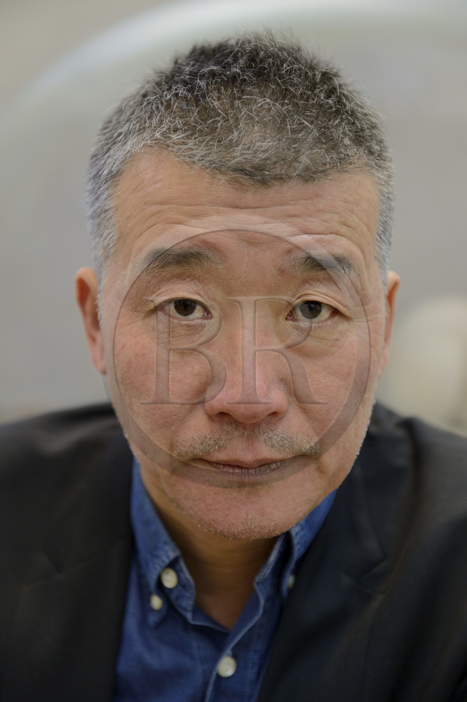 France, l'artiste peintre de Xiaofan Ru dans son atelier des Lilas près de Paris