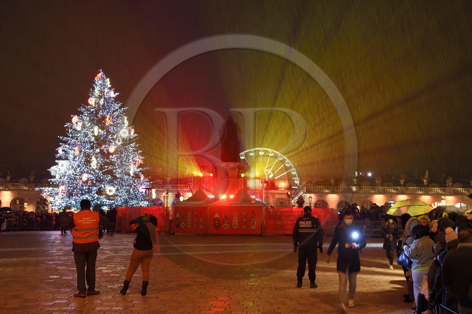 France, Meurthe-et-Moselle (54), Nancy, place Stanislas (ancienne Place Royale) sous la pluie lors de la fête de la Saint-Nicolas, classée Patrimoine Mondial de l'UNESCO