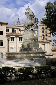 France, Hérault (34), Montpellier, centre historique, l'Ecusson, la fontaine aux licornes dans le jardin de la place du Canourgue