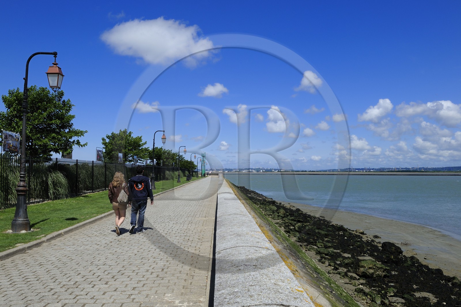France, Calvados (14), Honfleur, la promenade de la jetée le long de l'embouchure de la Seine permet d’accèder à la plage