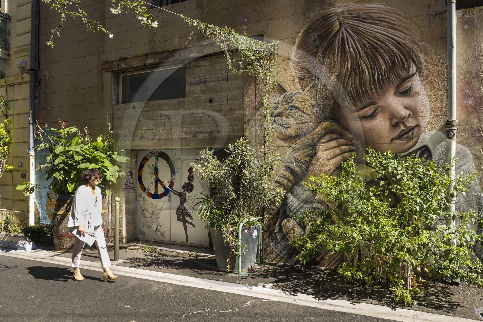 France, Hérault (34), Sète, peinture murale  Un moment de tendresse réalisée par l'artiste Sock Wild Sketch rue de Tunis