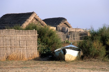 France, Pyrénées-Orientales (66), Canet-Plage, une hutte de pêcheurs au bord de l' étang de Canet et de Saint-Nazaire