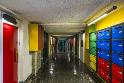 France, Loire-Atlantique (44), banlieue de Nantes, Rezé, la Maison Radieuse par l'architecte Le Corbusier, une rue intérieure