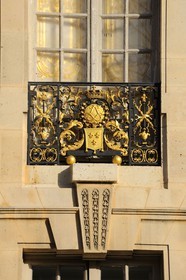 France, Yvelines (78), château de Versailles, classé Patrimoine Mondial de l'UNESCO, façade de la Cour Royale