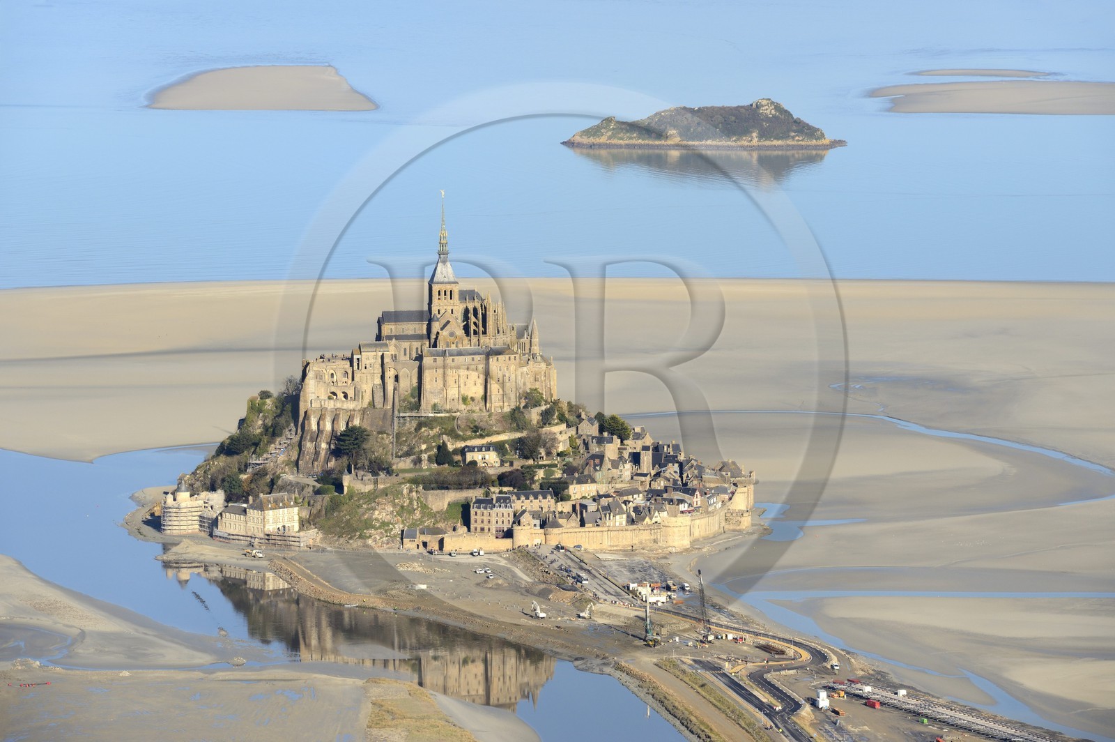 France, Manche (50), Baie du Mont-Saint-Michel, classée Patrimoine Mondial de l'UNESCO, le Mont-Saint-Michel et Ile de Tombelaine à marée basse (vue aérienne)