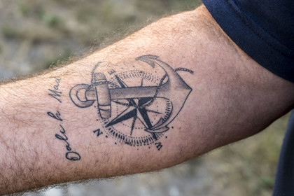 France, Finistère (29), Mer d'Iroise, Ile de Molène, tatouages de Guy Rocher, président de la station SNSM de Molène, ancre marine