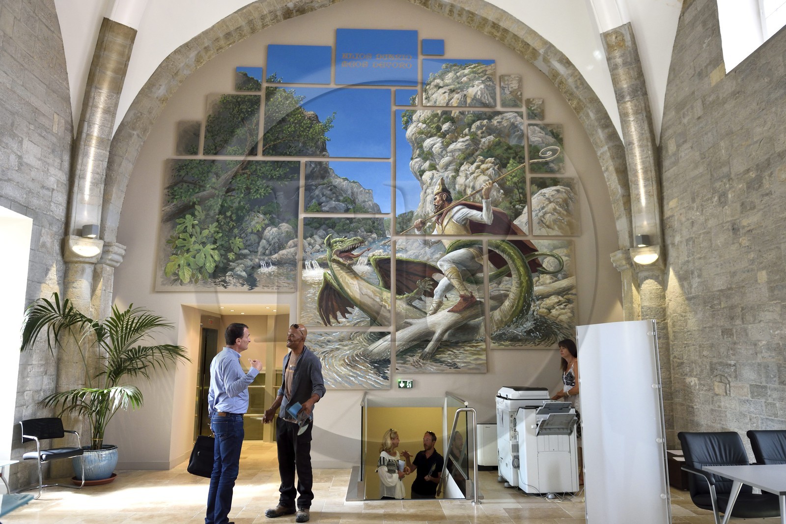 France, Var (83), Draguignan, fresque représentant Saint Hermentaire terrassant le dragon dans le hall de l'Hotel de Ville, le maire Richard Strambio à gauche