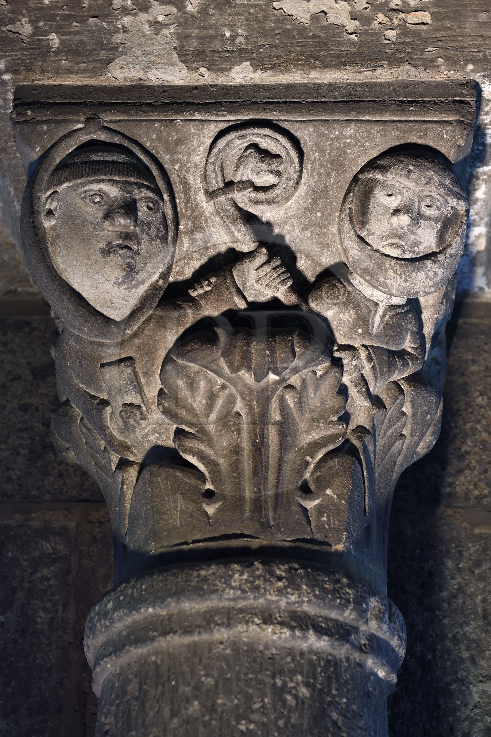 France, Haute-Loire (43), Le Puy-en-Velay, étape des chemins de Compostelle, la cathédrale Notre-Dame-de-l'Annonciation du XIIe siècle classée Patrimoine Mondial de l'UNESCO, le cloitre, chapiteau qui présente un abbé et une abesse tenant la même crosse France, Haute-Loire (43), Le Puy-en-Velay, étape des chemins de Compostelle, la cathédrale Notre-Dame-de-l'Annonciation du XIIe siècle classée Patrimoine Mondial de l'UNESCO, le cloitre, chapiteau qui présente un abbé et une abesse tenant la même crosse