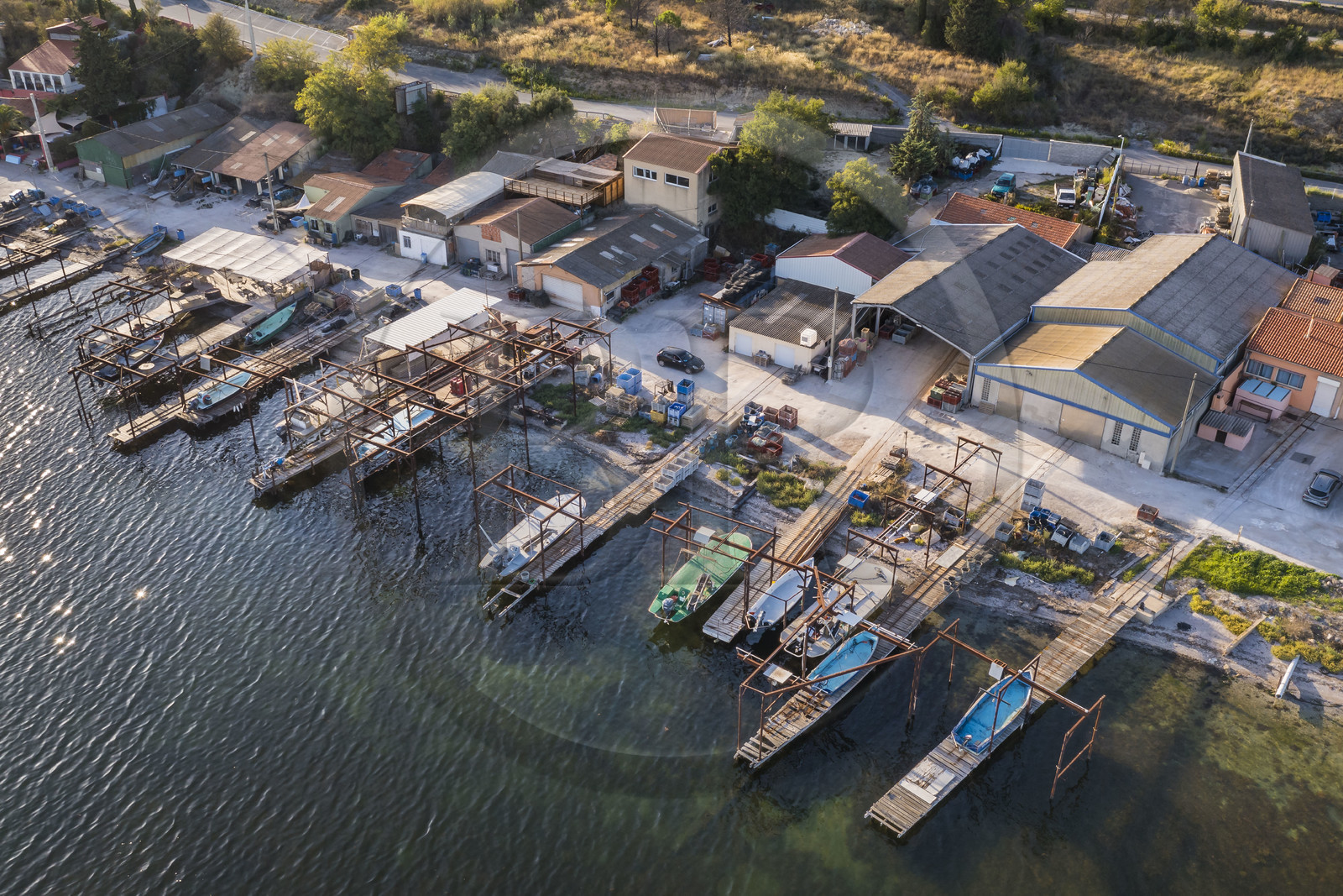 France, Hérault (34), Bouzigues, village sur les bords de l'Etang de Thau et réputé pour ses huîtres et coquillages, mas ostréicole (vue aérienne)