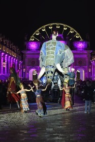 France, Meurthe-et-Moselle (54), Nancy, place Stanislas, le défilé de la Saint-Nicolas, Elephantasia et ses danseurs de la compagnie  Planète Vapeur devant l'Arc de Triomphe (la Porte Héré)
