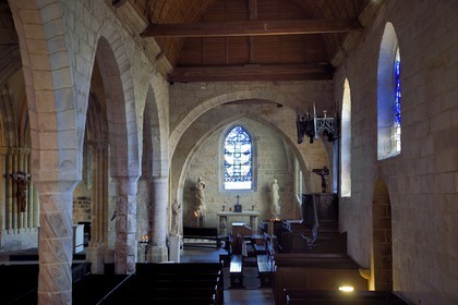 France, Seine-Maritime (76), Côte d'Albatre, Pays de Caux, l'église Saint-Valery de Varengeville-sur-Mer, pilier-colonne polygonal décoré de sculptures représentant une coquille Saint-Jacques et le vitrail l'Arbre de Jessé de Georges Braque en arrière plan