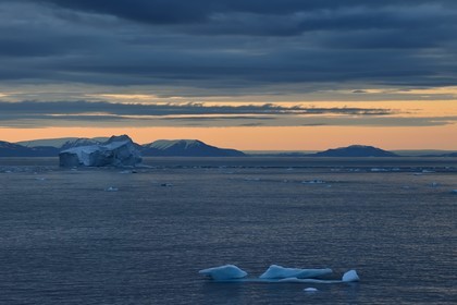 Groenland, cote ouest, baie de Baffin, icebergs dans le Smith sound au crépuscule
