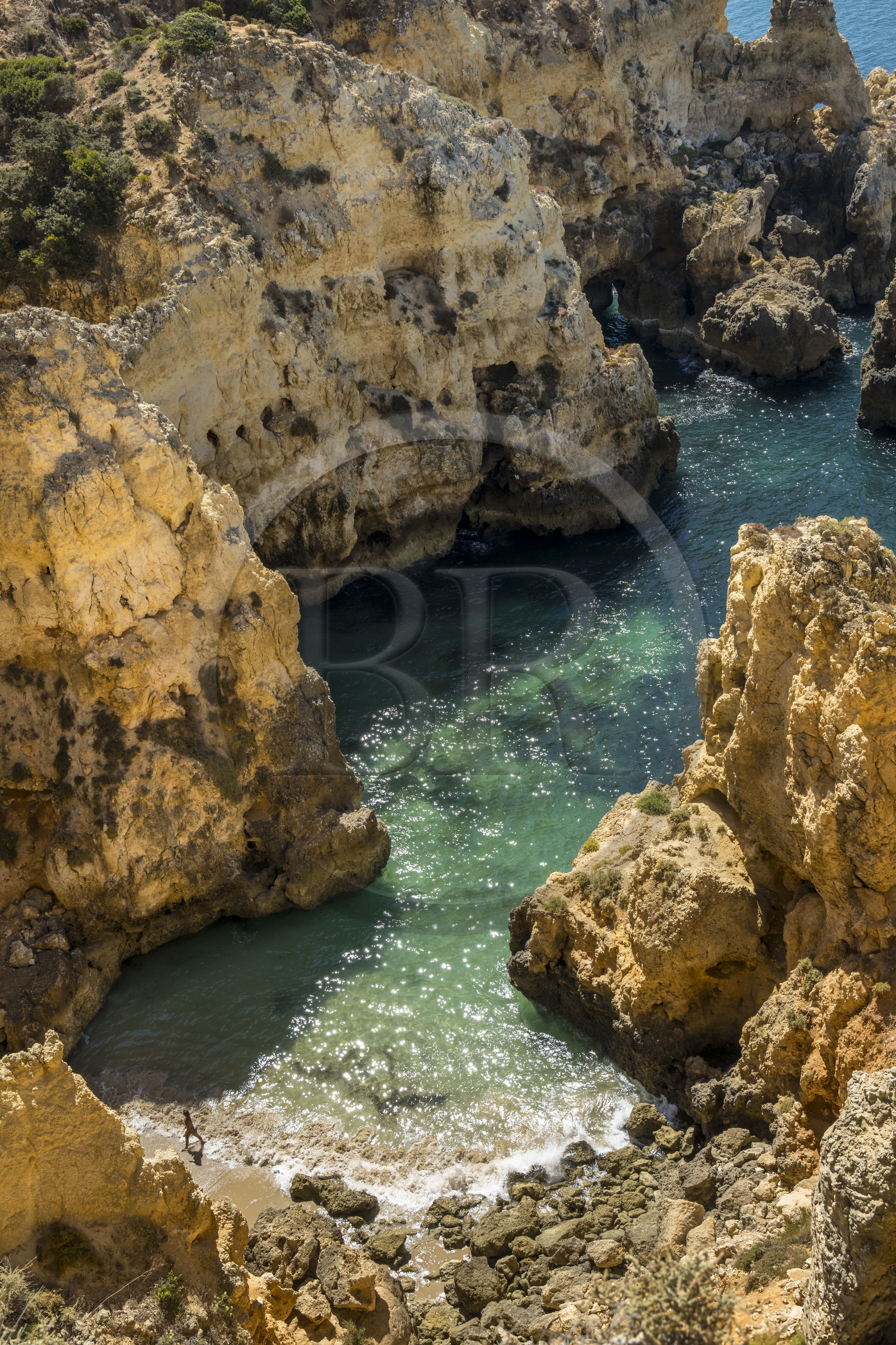 Portugal, Algarve, Lagos, une des criques dans les falaises escarpées de la Ponta da Piedade