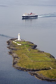 Royaume-Uni, Ecosse, Highland, Hébrides intérieures, phare de l'Ile de Lismore dans le Loch Linnhe à l'Est de l'Ile de Mull, passage du ferry reliant Craignure sur Mull à Oban (vue aérienne)