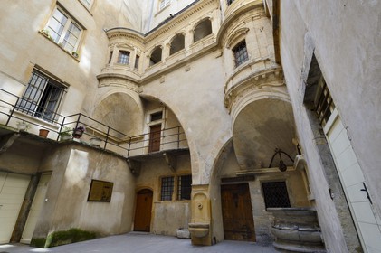 France, Rhône (69), Lyon, site historique classé Patrimoine Mondial de l'UNESCO, quartier de Saint-Paul dans le Vieux Lyon, traboule de l'Hôtel Bullioud et la galerie Renaissance sur trompes de l'architecte Philibert de l'Orme (ou Delorme), réalisée en 1536 au 8 rue Juiverie