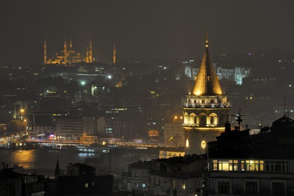 Turquie, Istanbul, centre historique classé Patrimoine Mondial de l'UNESCO, la Tour de Galata dominant la Corne d'Or et Sultan Ahmet Camii (Mosquée Bleue) dans le quartier de Sultanahmet