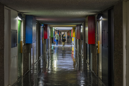 France, Loire-Atlantique (44), banlieue de Nantes, Rezé, la Maison Radieuse par l'architecte Le Corbusier, une rue intérieure