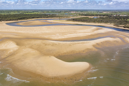 France, Vendée (85), Jard-sur-Mer, la Pointe du Payré, la plage du Veillon et estuaire de la rivière Payré (vue aérienne)