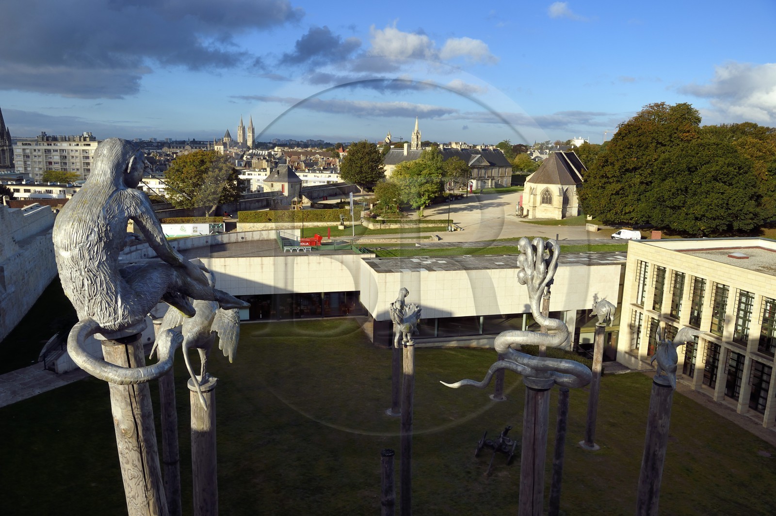 France, Calvados (14), Caen, le château ducal de Guillaume le Conquerant, le Musée des Beaux-Arts, oeuvres de Huang Yong Ping, One Man, nine animals (1999) ensemble monumental de dix sculpturesjuchés sur des mâts de 4 à 12 mètres de haut chacun