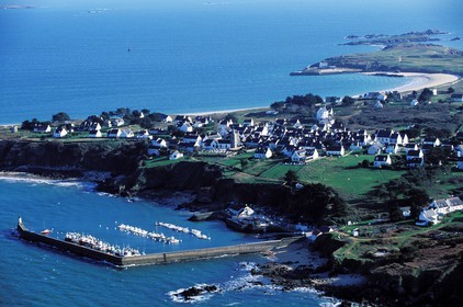 France, Morbihan (56), île de Houat, le port Saint-Gildas (vue aérienne)