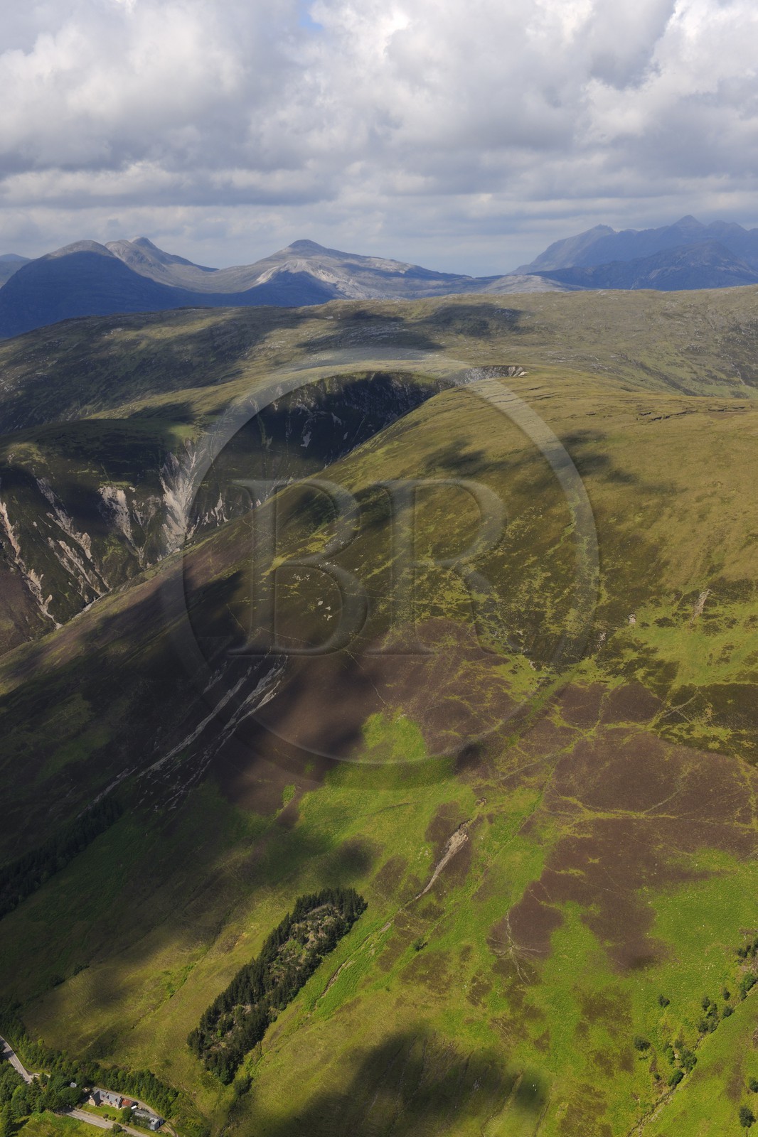 Royaume-Uni, Ecosse, Highland, montagnes du Wester Ross le long du Glen Toridon (vue aérienne)