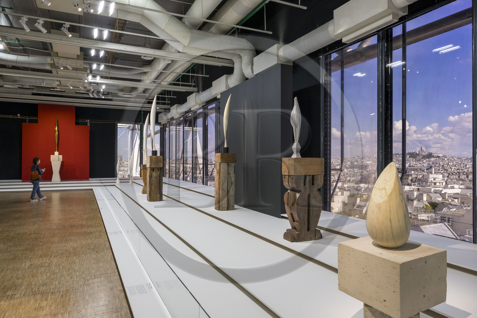 France, Paris (75), quartier des Halles, le Centre Pompidou aussi apellé Beaubourg, Musée National d'Art Moderne (MNAM), exposition retrospective Brancusi, L'Envol, sculptures de la série des Oiseaux dans l'Espace, en arrière plan la basilique du Sacré-Coeur sur la butte Montmartre