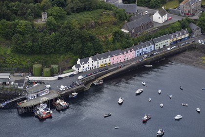Royaume-Uni, Ecosse, Highland, Hébrides intérieures, Ile de Skye, port de Portree (vue aérienne)