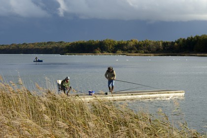 France, Meuse, Lorraine Regional Park, Cotes de Meuse, Heudicourt-sous-les-Cotes, fishermen on Lake Madine