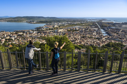 France, Hérault (34), Sète, vue panoramique de Sète avec ses installations portuaires depuis le Mont Saint-Clair
