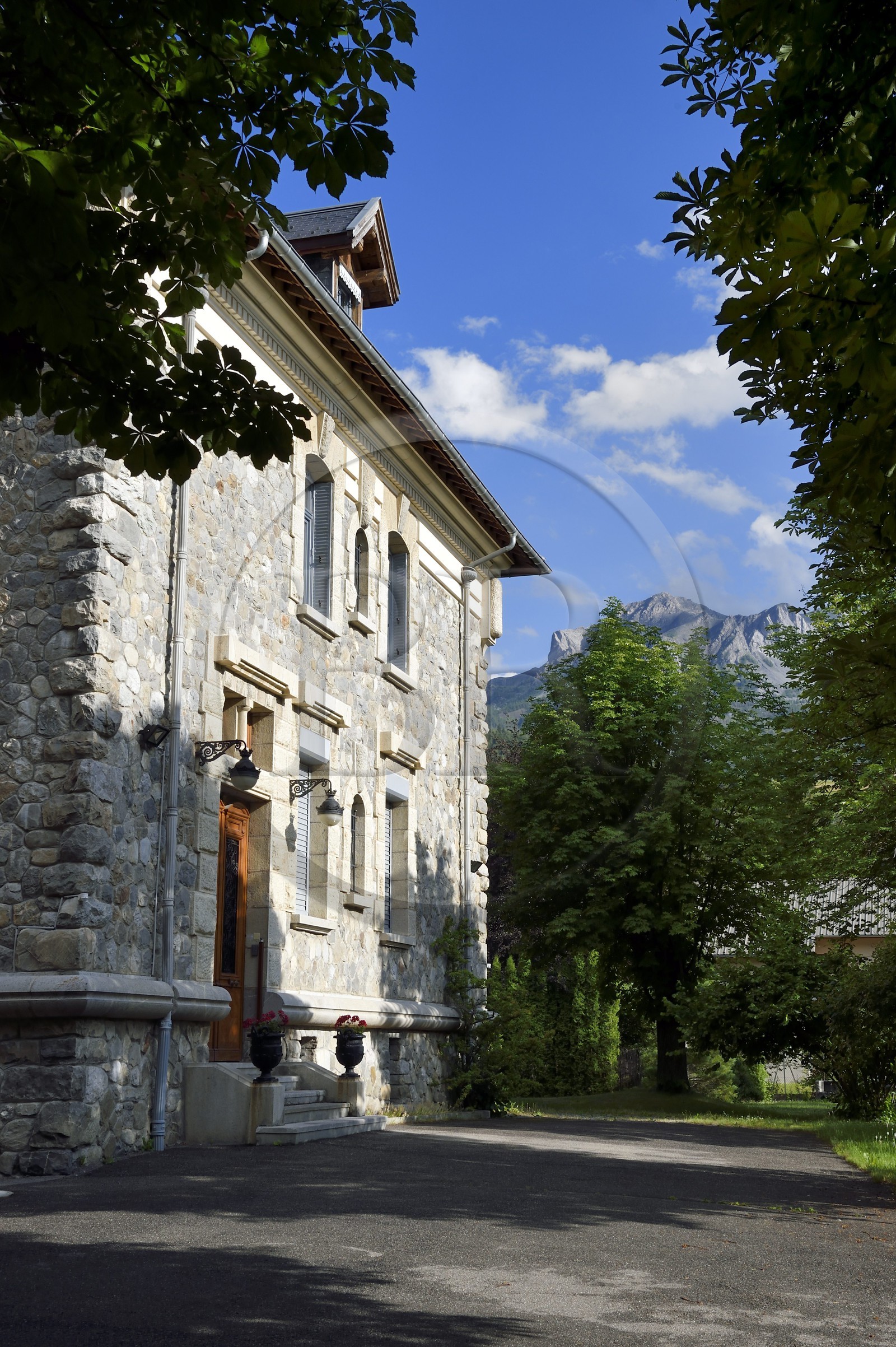 France, Alpes-de-Haute-Provence (04), vallée de l'Ubaye, Barcelonnette, villa mexicaine connue sous le nom de L'Ubayette dans l'allée des Dames, édifiée en 1903 pour Henri Proal ancien négociant à Mexico par l'architecte Georges Debrie et l'ingénieur Georges Pierron qui sont aussi les auteurs du premier magasin de nouveauté français construit à Mexico le Palacio de Hierro, c'est aujourd'hui la sous-préfecture