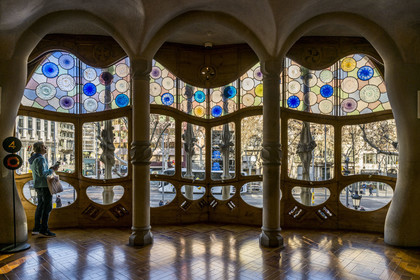 Espagne, Catalogne, Barcelone, quartier de l'Eixample, Passeig de Gracia, Casa Batllo de l'architecte du modernisme catalan Antoni Gaudi, site classé au Patrimoine Mondial de l'UNESCO, salon central et sa verrière au profil sinueux pensée pour voir sans être vu à l'aide d'oculus placés dans la partie basse