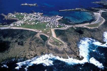 France, Finistère (29), Ile de Sein, labellisé Les Plus Beaux Villages de France, au large de la Pointe du Raz (vue aérienne)