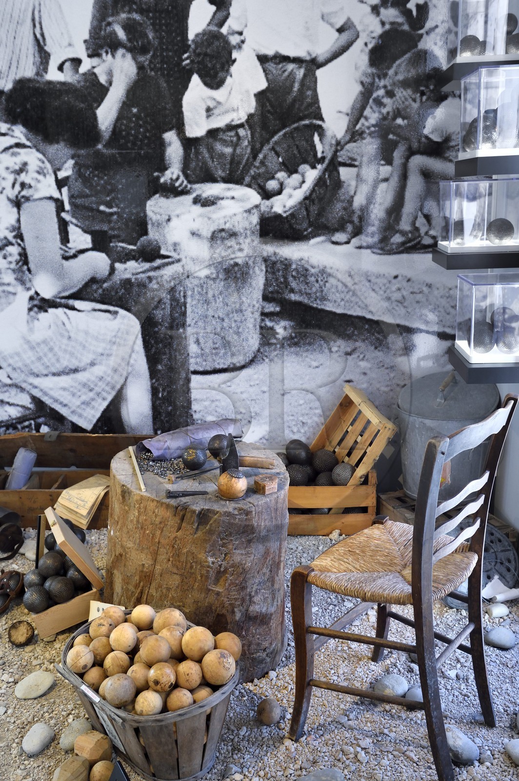 France, Var (83), Parc Naturel Régional du Verdon, village de Aiguines, Musée des tourneurs sur bois, boules cloutées en racine de buis ancêtres des boules de pétanque