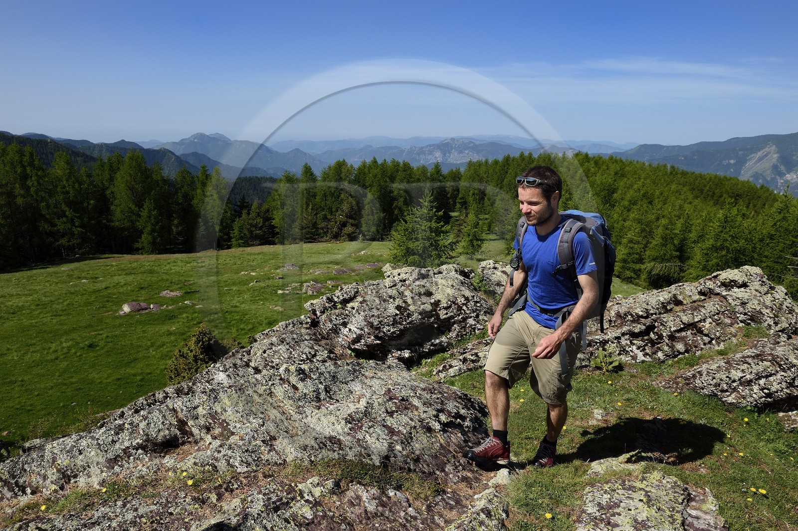 France, Alpes-Maritimes (06), parc national du Mercantour, Haute-Vésubie, vallon de la Gordolasque, vue vers le sud et la mer, le guide de randonnée Gabriel Rougerie au lieu dit Terre Rouge