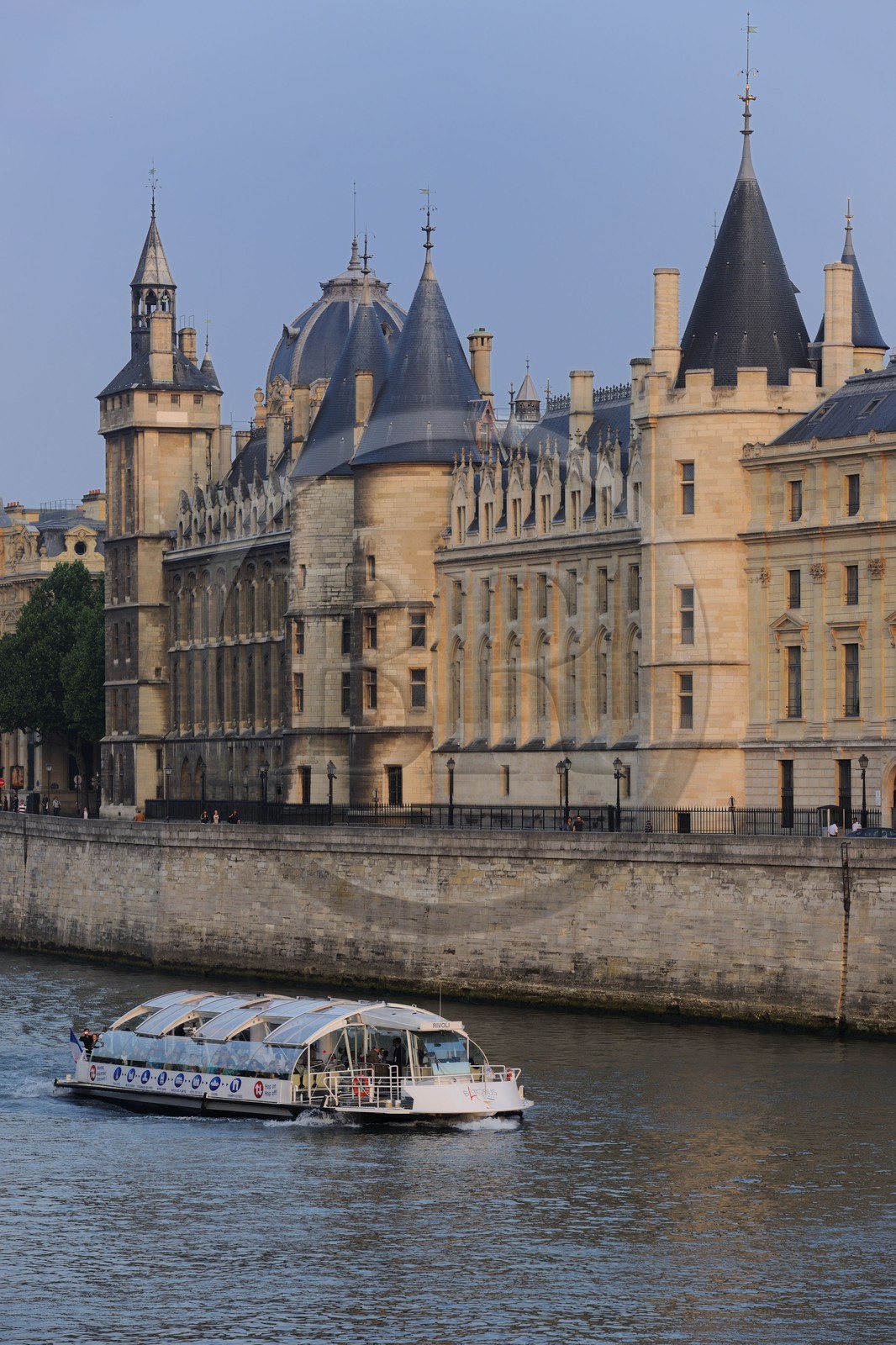France, Paris (75), les rives de la Seine, classées Patrimoine Mondial de l'UNESCO, la Conciergerie sur l'île de la Cité et le Batobus